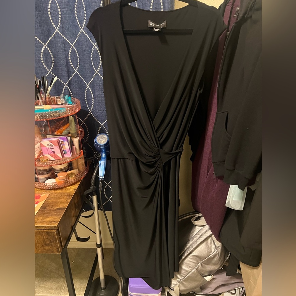 Sleeveless Jones New York wrap dress. New without tag. Excellent quality. 16.